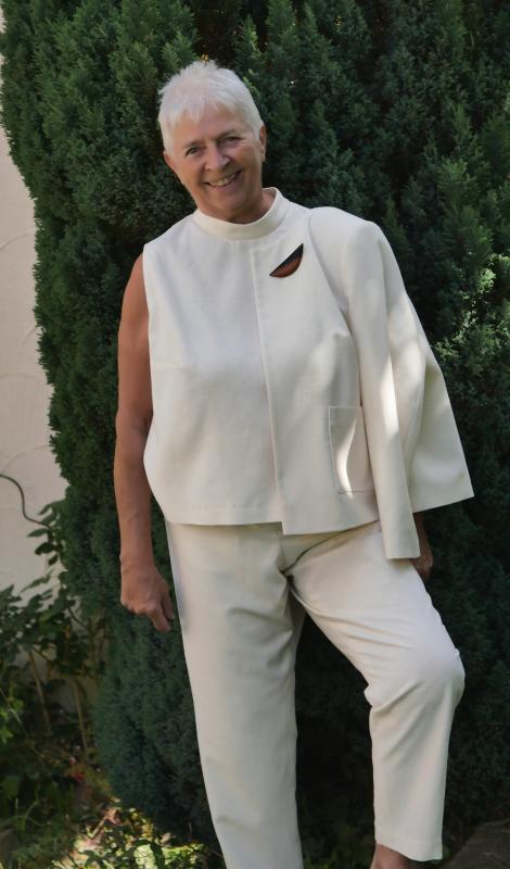Top mit kleinem Stehkragen umspielt leger die Figur. Jacke mit gerader unkomplizierter Schnittführung, absolut typgerecht, sommerleichte Hose aus demselben Material