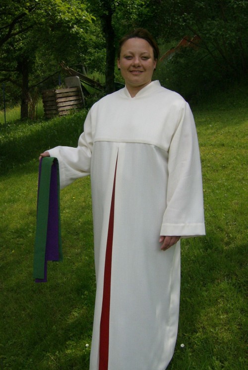 Damenalbe mit Mittelfalte und liturgischen Bändern