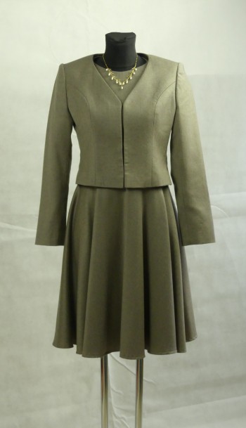 taubefarbenes Wollkleid mit kleiner Jacke