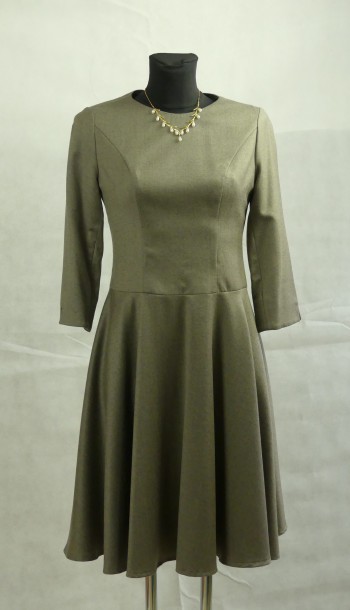 taubefarbenes Kleid mit tiefergesetzter Taille und weitem Rock