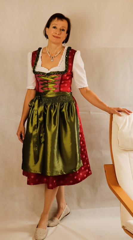 Festlich und elegant: Dirndl auf Maß. 